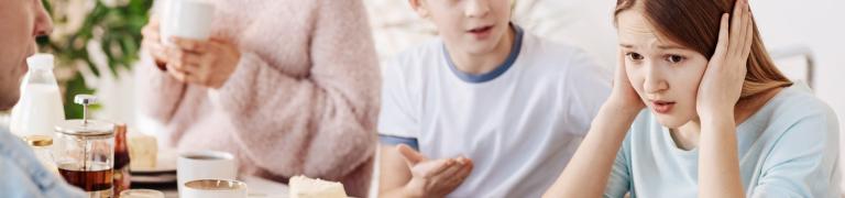 Eetgeluiden en strijd aan tafel: hoe help je een kind met misofonie?