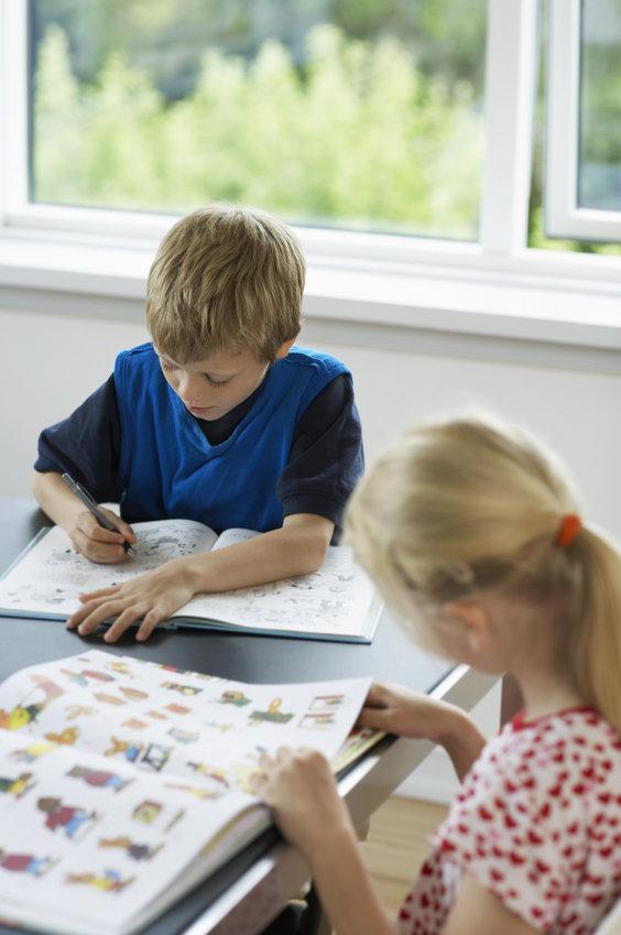 Kinderen samen huiswerk laten maken
