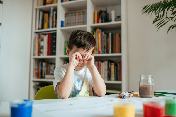 Müde oder überreizt? So hilfst du einem erschöpften Kind