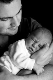 Baby bonkt met hoofd tegen bedrand: alles over symptomen en oplossingen