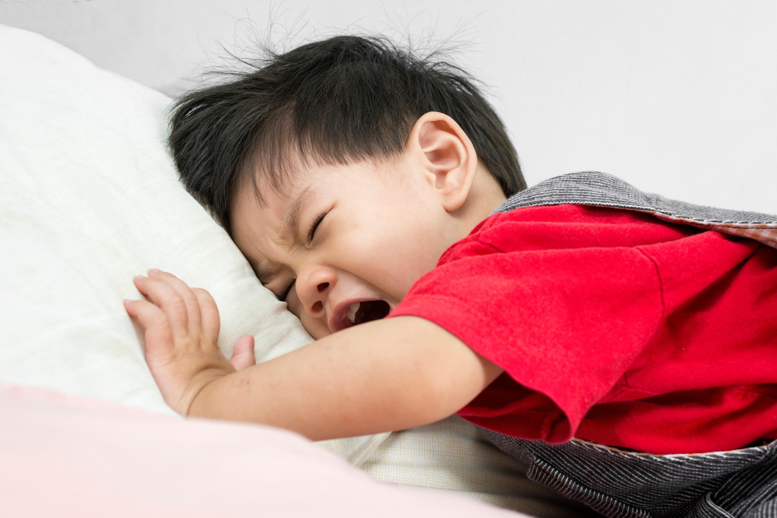 Op welke leeftijd begint hoofdbonken bij baby's