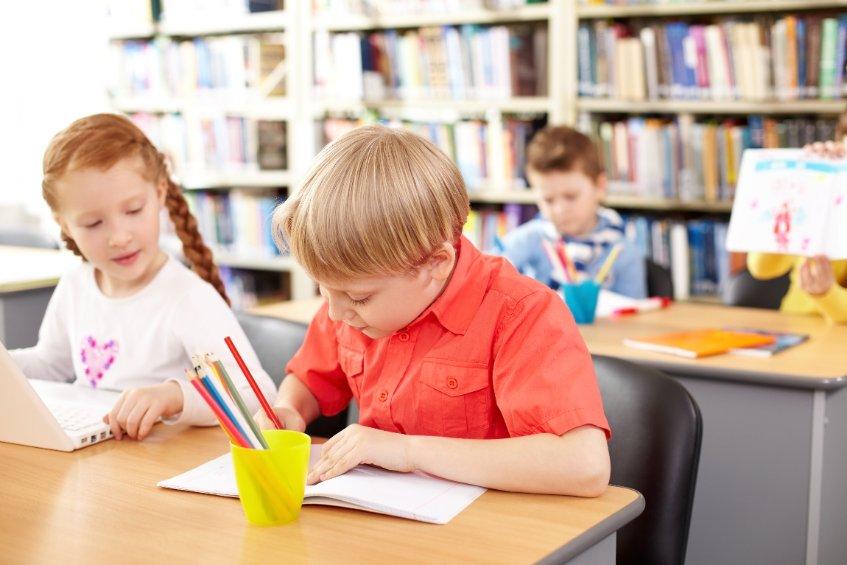 enfant avec add rêvant en classe