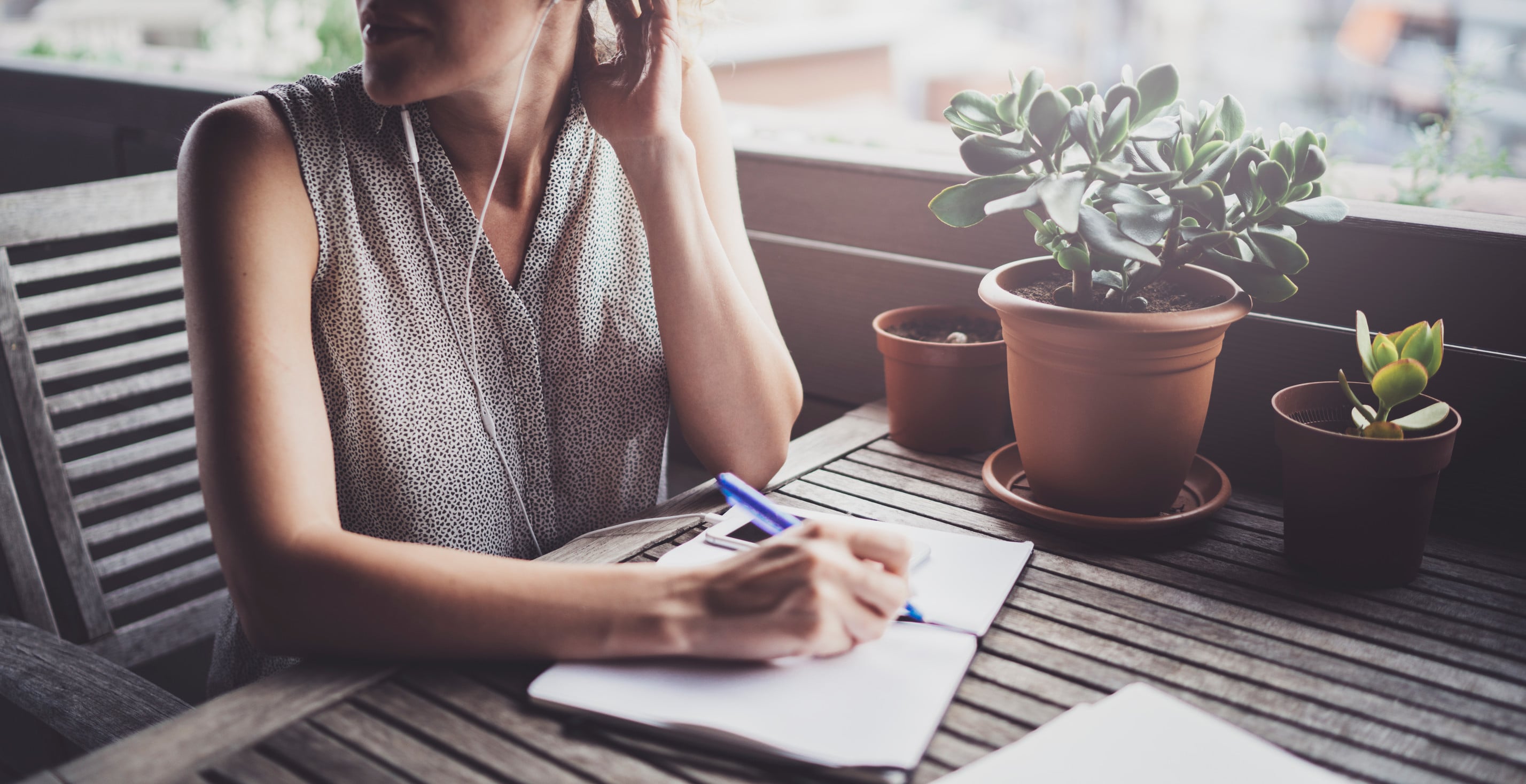 Vrrouw rond de 40 die afgeleid lijkt tijdens het werk – mogelijk ADD of concentratieproblemen.