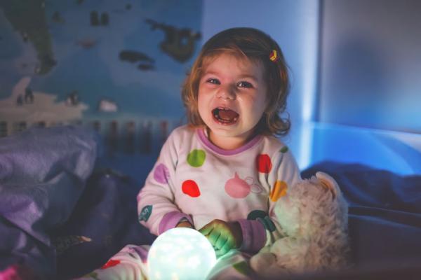 Jouw kind bang in het donker? Met deze tips verminder je angst