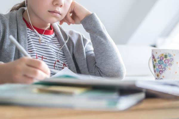 Mijn kind is slim maar snel afgeleid – is dat normaal?